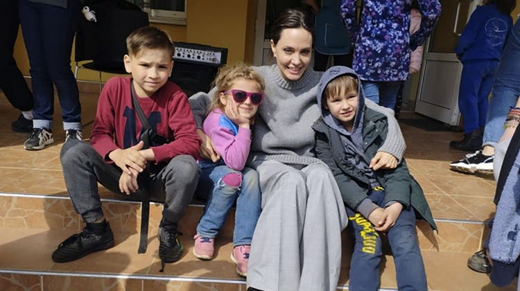 Angelina Jolie traf in Lwiw auf Kinder aus dem Kriegsgebiet. (Bild: Maksim Kozutski/AP (Lwiw 30. April 2022))