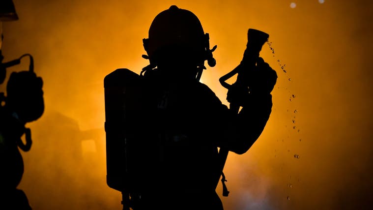 Symbolbild: Ein Feuerwehrmann bekämpft einen Brand mit Atemschutz. (Donato Caspari)