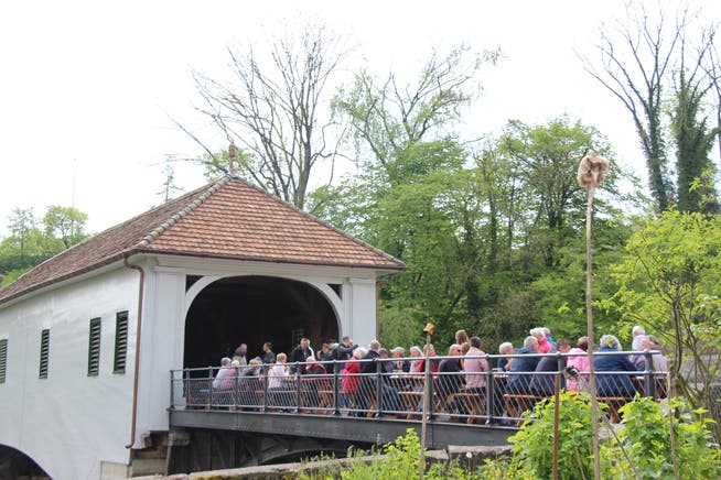 Das Einweihungsfest auf der Holzbrücke lassen sich viele Einwohnerinnen und Einwohner nicht entgehen.