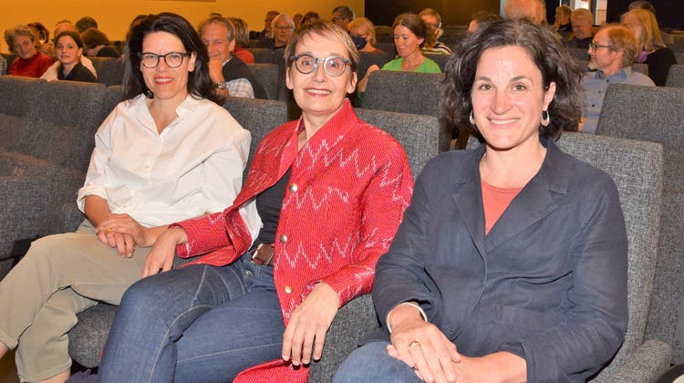 «Ich bin gerne nach Brugg gekommen», sagt Grossratspräsidentin Elisabeth Burgener (Mitte) im «Odeon», hier zusammen mit Barbara Horlacher, Stadtammann (links) und Luzia Capanni, Fraktionspräsidentin der SP in Windisch und Grossrätin. (mhu)