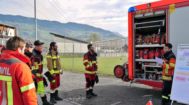 Im Gruppenführerkurs der Ob- und Nidwaldner Feuerwehren wurde Wissen aufgefrischt sowie Neues vermittelt. (Bilder: Primus Camenzind (Giswil, 29. April 22))
