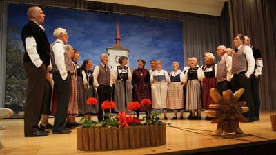Traditionelle Trachten und die Altstadt als Bühnenbild: Der Jodelchor Mellingen unter der Leitung von Cäcilia Brem. (Peter Thomann)