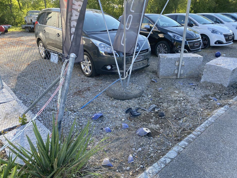 Zofingen, 2. Mai: Im Laufe des vergangenen Monats verursachte ein unbekanntes Auto einen Schaden an einer Gartenanlage. Ohne sich um den Sachschaden zu kümmern fuhr die lenkende Person weg.