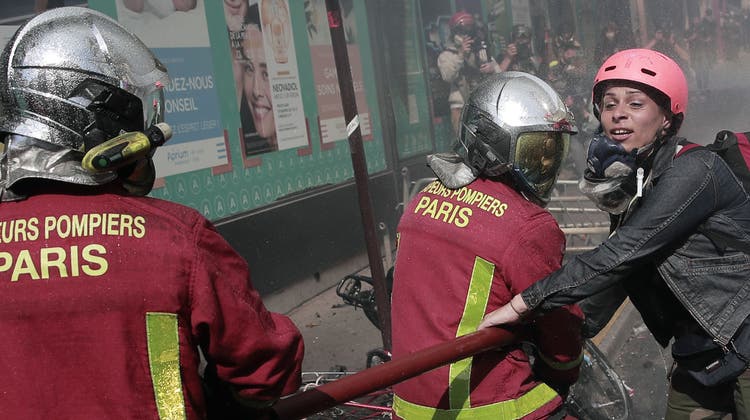 Angriff auf die Feuerwehr – am 1. Mai in Paris. (Bild: Keystone)