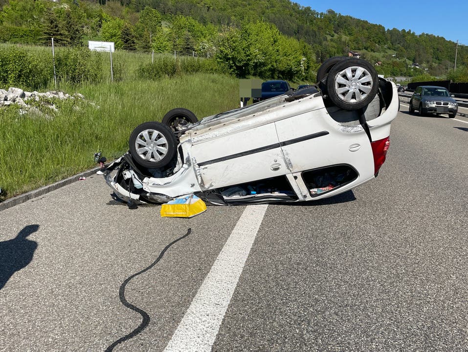Hornussen, 1. Mai: Auf der Autobahn A3 kam eine Automobilistin mit ihrem Auto ins Schleudern worauf sich ihr Fahrzeug überschlug. Verletzt wurde niemand. Am Fahrzeug entstand Totalschaden.