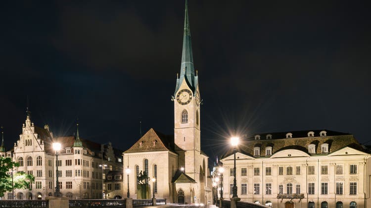 Läutet auch weiterhin in der Nacht: Das Fraumünster im Zürcher Kirchenkreis eins. (Christian Beutler / Keystone)