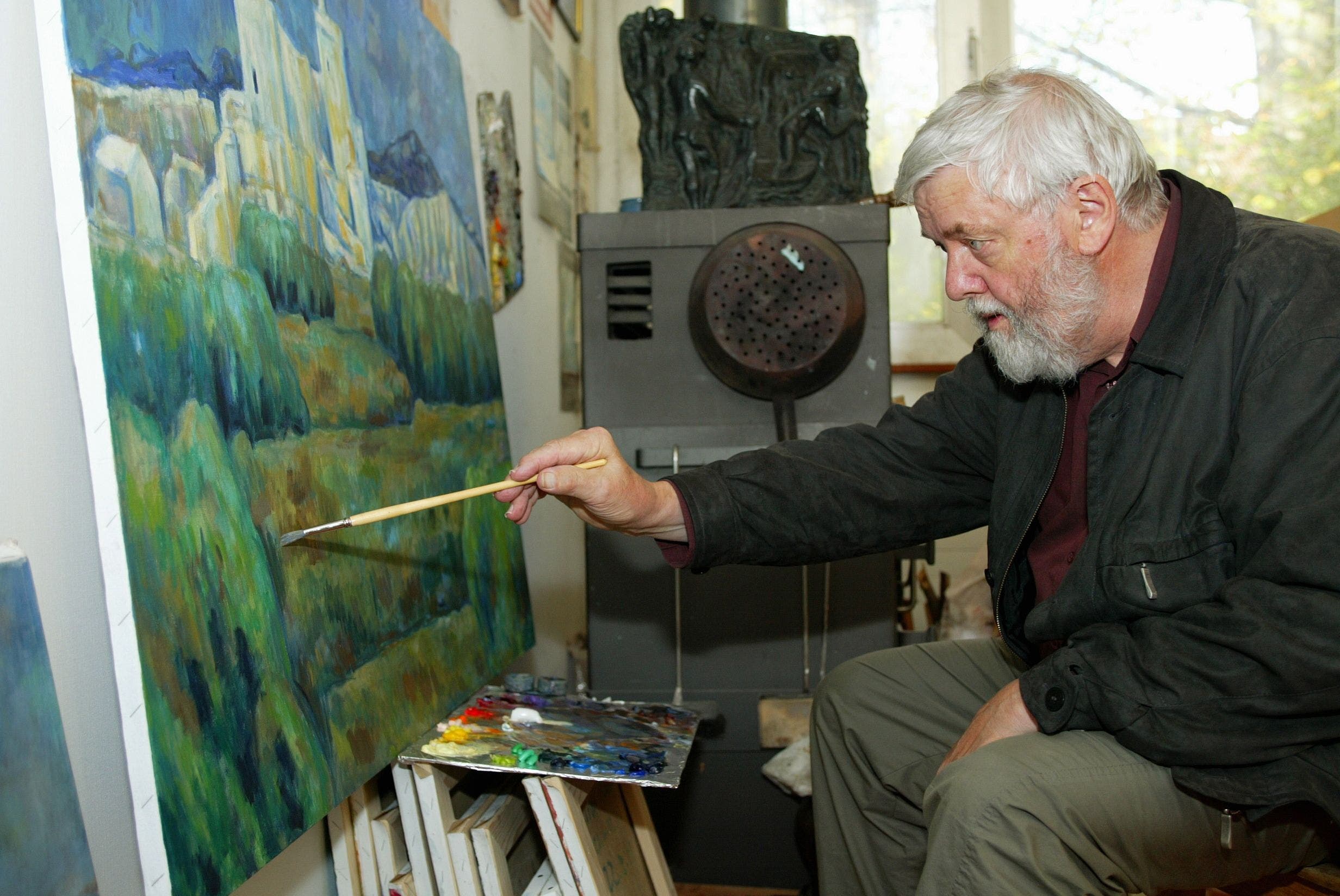 Kurt Hediger, Kunstmaler, fotografiert am 30. Oktober 2002 in seinem Atelier in Reinach. 