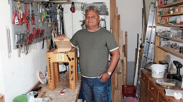 Roger Bischof hat eine kleine Werkstatt. Hier hat er ausser Möbeln für den Hausgebrauch den Wanderstuhl gemacht. (Bild: Gert Bruderer)