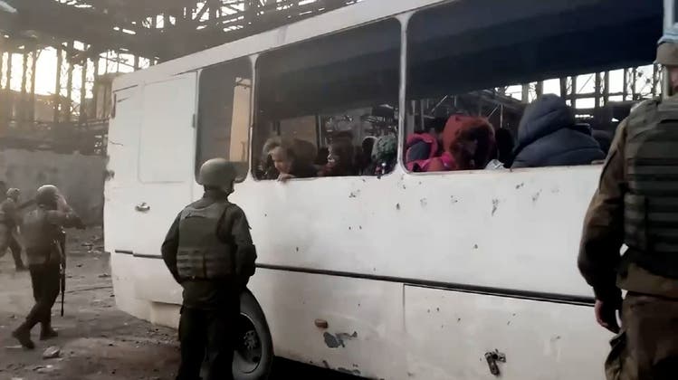 Zahlreiche Zivilisten aus Azovstal-Stahlwerk in Mariupol gerettet