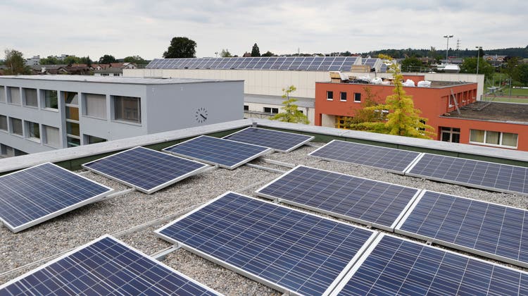 Der Bund will mehr Photovoltaik-Anlagen auf kommunalen Gebäuden – wie hier auf dem Dach der Schule Sunnegrund in Steinhausen (ZG). (Stefan Kaiser)