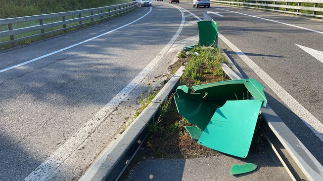 Im Morgenverkehr verursachte eine unbekannte Person mit einem BMW einen Schaden an der Autobahneinrichtung. Auskunftspersonen werden gesucht. 
