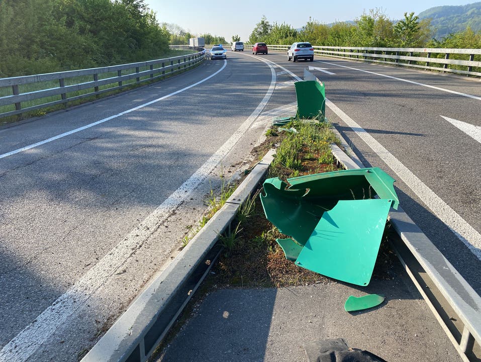 Wettingen, 2. Mai: Im Morgenverkehr verursachte eine unbekannte Person mit einem BMW einen Schaden an der Autobahneinrichtung.