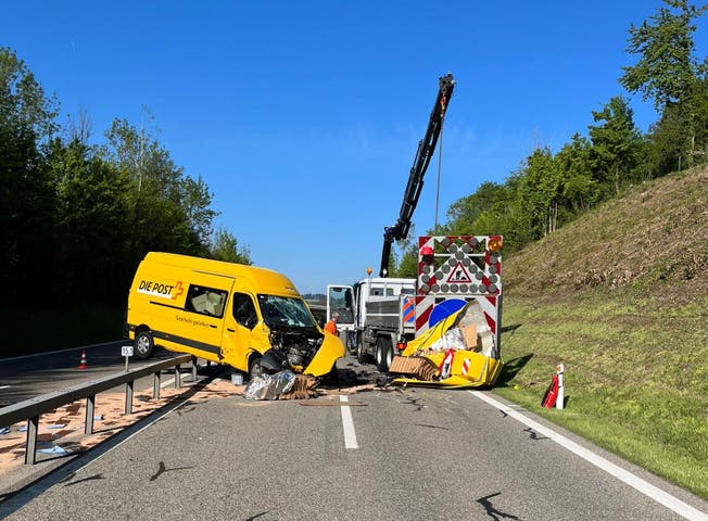 Bei einem Verkehrsunfall auf der A52 ist am Morgen ein grosser Sachschaden zustande gekommen. Dadurch entstanden starke Verkehrsbehinderungen.