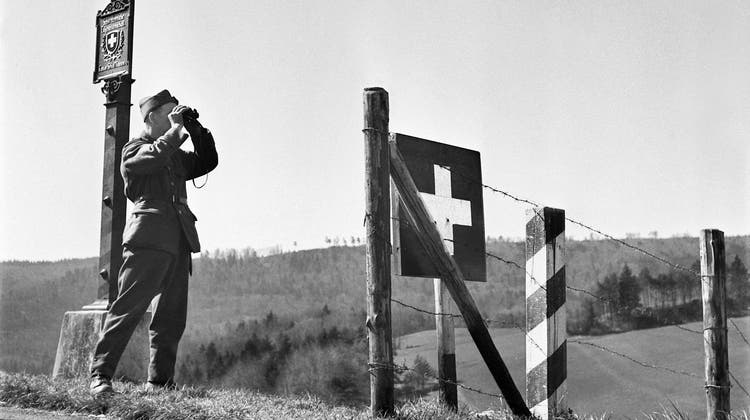 Neutralität als aussenpolitische Maxime: Ein Soldat der Schweizer Armee bewacht am 22. April 1945 während des Zweiten Weltkrieges bei Bargen im Kanton Schaffhausen die Grenze. (Bild: Walter Studer/Keystone/Photopress-Archiv)