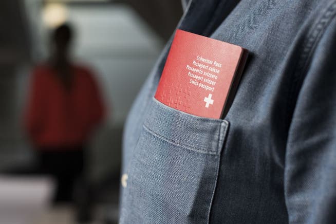 Wer das Schweizer Bürgerrecht erhält, hat Anspruch auf einen Pass und eine Identitätskarte. (Bild: KEYSTONE)