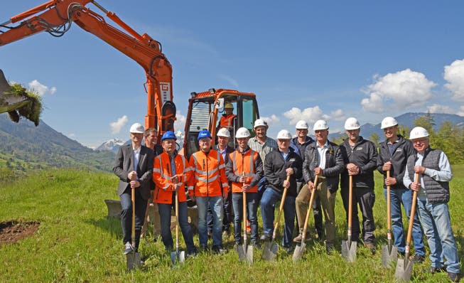 Baudirektor Josef Hess (in der Kabine) zusammen mit Vertretern des Kantons, der Gemeinde und der Korporation Sachseln sowie der Unternehmungen.
