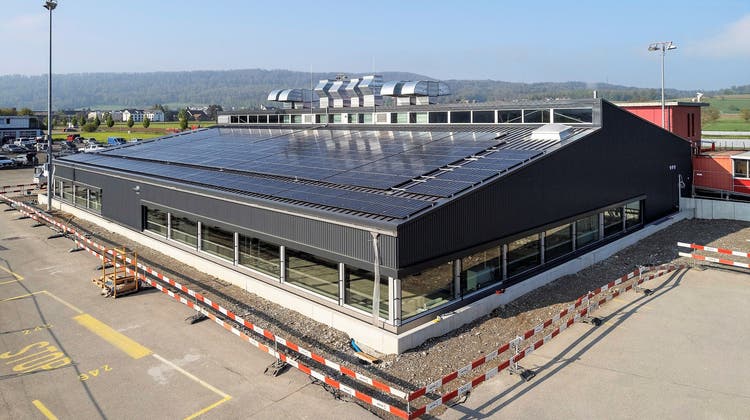 Auf dem Dach des Karosserie- und Lackcenters ist auf einer Fläche von rund 1000 Quadratmetern eine Fotovoltaikanlage installiert. (zvg)