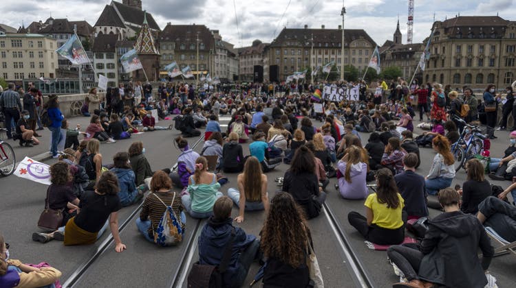 Mehrere hundert Menschen demonstrieren am Frauenstreik  und blockieren dabei die Mittlere Brücke in Basel, am Sonntag, 14. Juni 2020. (Georgios Kefalas / KEYSTONE)