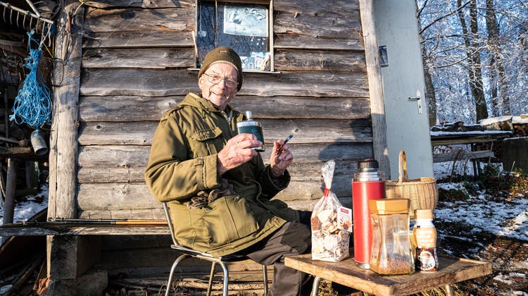 Bruno Eichholzer vor seiner Hütte auf der Kienberger Rumismatt, seinem Kraftort seit 80 Jahren. (Thomas Kähr)