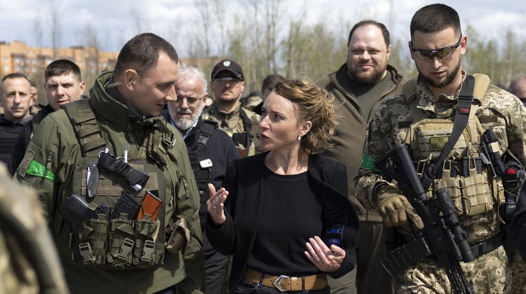 Irène Kälin nach dem Besuch des Flugfeldes Hostomel bei Kiew, das bei russischen Angriffen in den ersten Tagen des Ukraine-Krieges zerstört wurde. (Peter Klaunzer / Keystone)