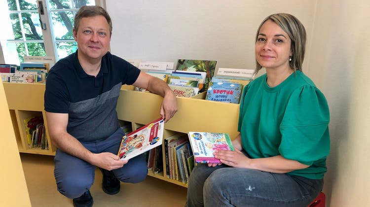 Inna Bilokurova und Kyryl Bilokurov aus Gränichen haben der Stadtbibliothek Aarau 80 ukrainische Kinderbücher geschenkt. (Katja Schlegel)
