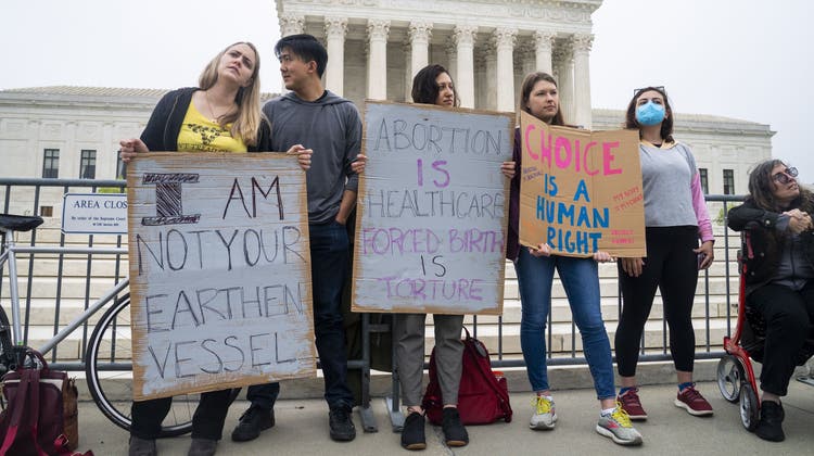 Am Dienstag protestierten Menschen vor dem Supreme Court in Washington gegen ein mögliches Ende des liberalen Abtreibungsgesetzes auf nationaler Ebene. (Shawn Thew / EPA)