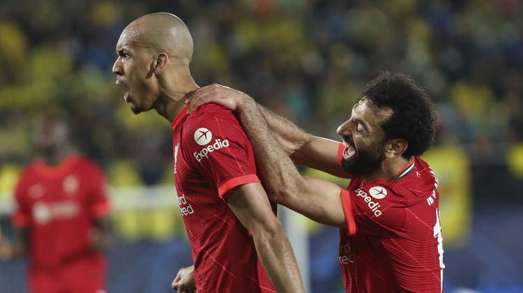 Erleichterung: Fabinho (links) feiert seinen Anschlusstreffer zusammen mit Mohamed Salah. (Keystone)