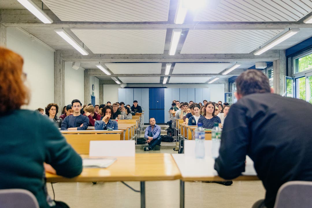 Die Schülerinnen und Schüler der Kanti Limmattal diskutierten mit Regierungsrat Mario Fehr und Kantonsrätin Kathrin Stutz über die Frontex-Vorlage.