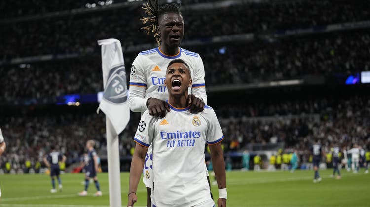 Dank zweier Treffer von Rodrygo (vorne) hat Real Madrid Manchester City bezwungen und steht nun im Final der Champions League. (Keystone)
