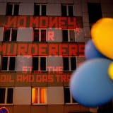 "Kein Geld für Mörder" - Aktivisten projizieren anti-Kriegs Slogan ans russische Konsulat in Frankfurt. (Keystone)