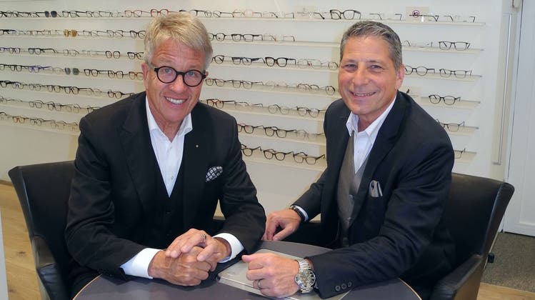 Christian Stebler (links) übergibt sein Geschäft Brillen Trotter nach 36 Jahren an Dino Di Fronzo, Inhaber der Orsena-Gruppe. (Daniel Vizentini)