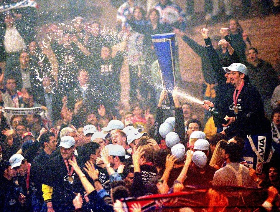 Mit einem 4-3 Sieg über den HC Lugano gewannen die ZSC-Lions am Samstag, den 1. April 2000, nach 39 Jahren wieder einmal den Meisterpokal. Nach der Schlusssirene liesen sich die Spieler ausgiebig feiern.
