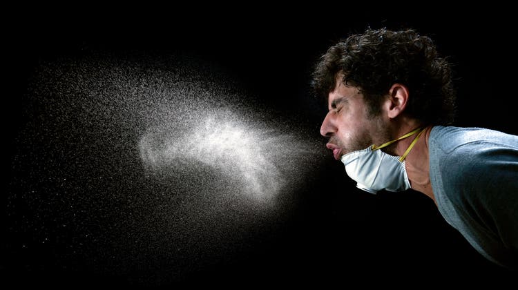 Freihändig niesen, das ist nur mit Maske okay. Aber über dem Mund. (Bild: Getty Images)