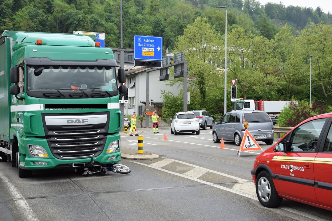 Brugg, 5. Mai: Ein Töfflifahrer und ein Lastwagenfahrer wollen bei der Casinobrücke links abbiegen. Dabei kommt es zur Kollision. Der 63-jährige Töfflifahrer kommt dabei ums Leben.