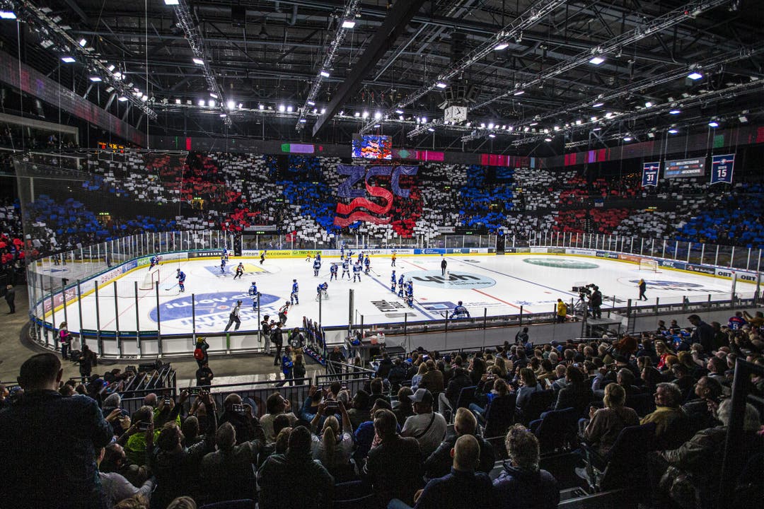 Die Zuschauer heissen die ZSC Lions mit farbigen Papieren willkommen im vierten Eishockey Playoff-Finalspiel der National League A zwischen den ZSC Lions und dem EV Zug am 25. April 2022 im Hallenstadion.