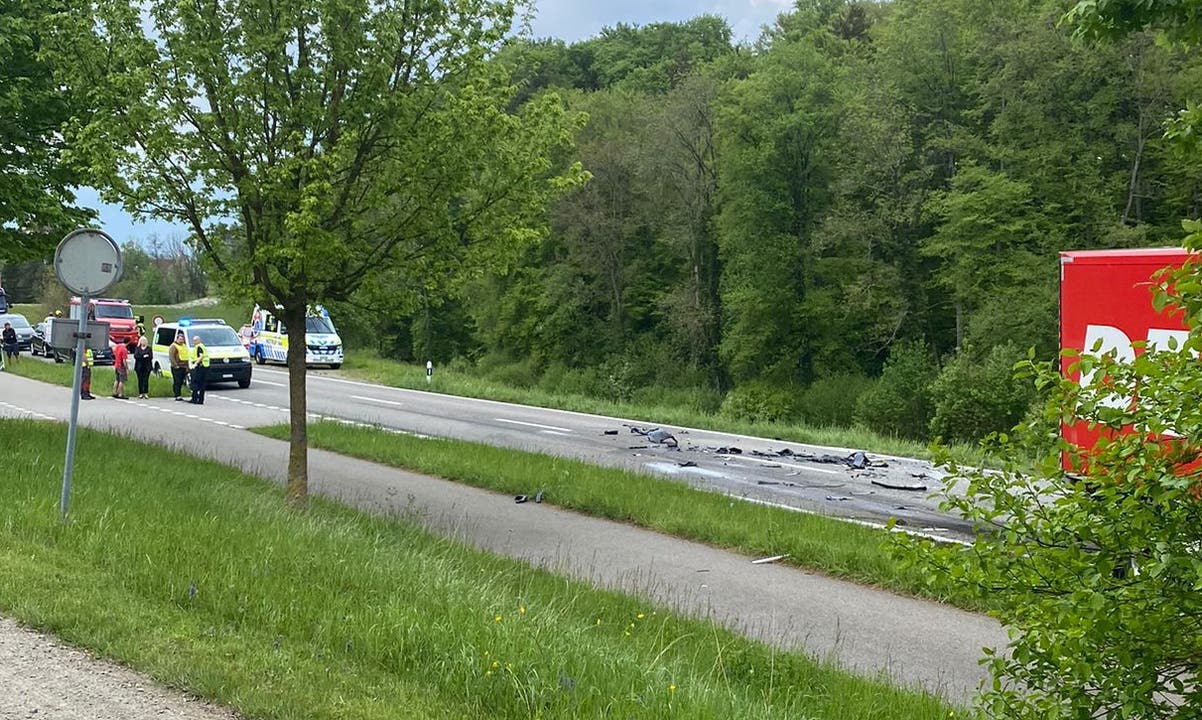 Hilfikon, 4. Mai: Ein 66-jähriger Renaultfahrer kommt mit seinem Auto auf einer Ausserortsstrecke auf die Gegenfahrbahn und kollidiert frontal mit einem Lastwagen. Der Autofahrer stirbt noch auf der Unfallstelle.