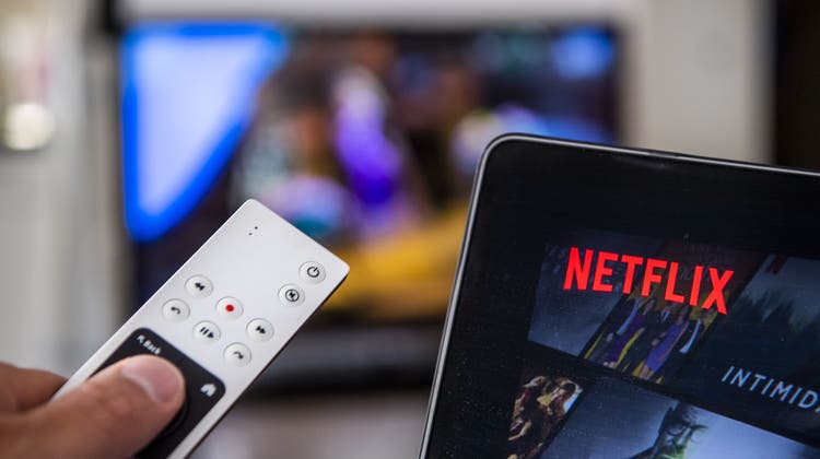 Auch Streamingdienste wie Netflix sollen künftig die Schweizer Filmschaffenden unterstützen. (Jean-Christophe Bott / Keystone)