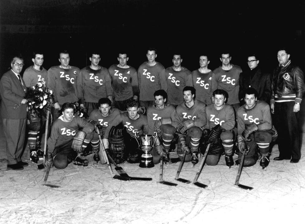 Die Mannschaft des ZSC posiert am 19. Februar 1961 im Hallenstadion in Zürich mit dem Meisterpokal. Nach dem Spiel gegen den HC Visp steht der Zürcher Schlittschuhclub als Schweizermeister fest.