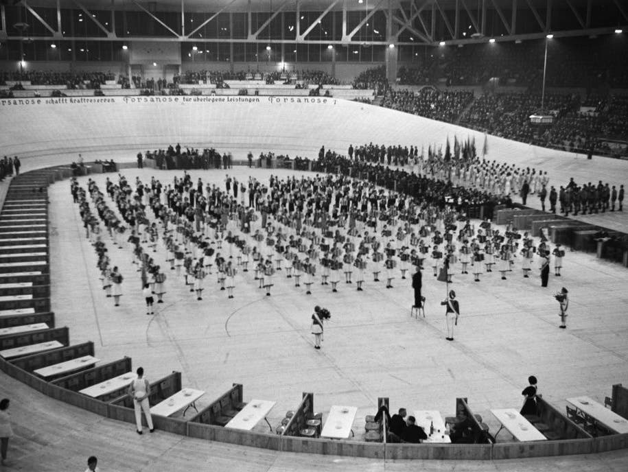 Handorgelspielerinnen bei der Eröffnungsfeier des Hallenstadions in Zürich, Schweiz, aufgenommen am 4. November 1939.