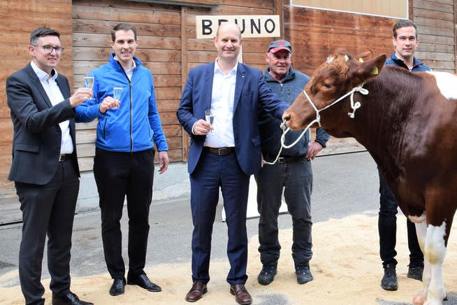 Sponsoren, Züchter und OK-Präsident Thierry Burkart (2. von links) taufen den Muni auf den Namen Bruno.