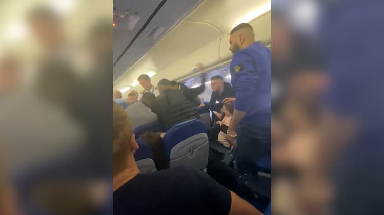 Sechs junge Männer prügeln sich im Flugzeug – alle festgenommen