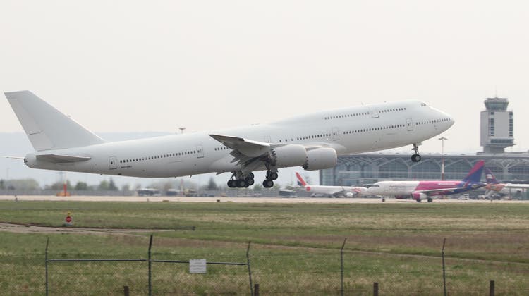 Die Boeing 747-8i  beim Abflug am 10. April 2022. Gut möglich, dass der Jet wieder am Euro-Airport auftaucht – zum Vollfrachter umgebaut. (Thomas Frei)
