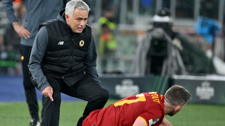 Roma-Trainer José Mourinho qualifiziert sich mit seiner Equipe für den Conference-League-Final. (Keystone)