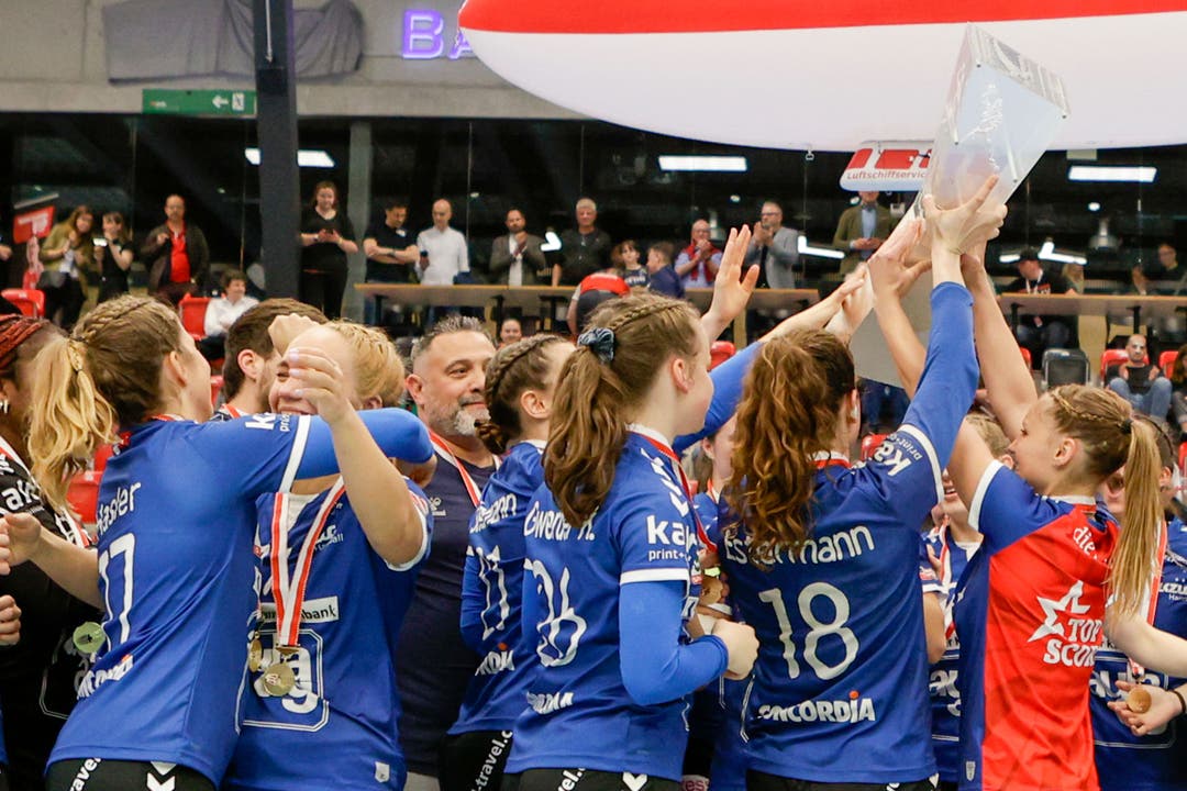 Endlich soweit: Die Handballerinnen reichen den Pokal herum.