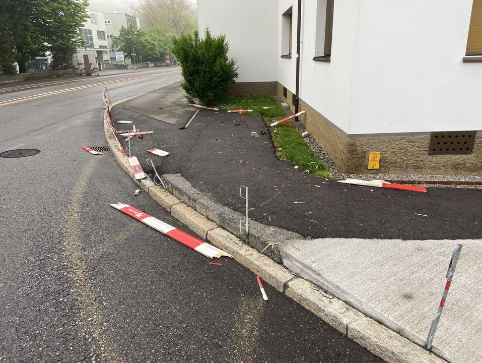 Aarau, 7. Mai: Ein betrunkener Autofahrer kollidierte mehrfach mit Baustelleneinrichtungen und flüchtete. Bei der Kollision verlor der 20-Jährige sein Kontrollschild und konnte so ermittelt werden.