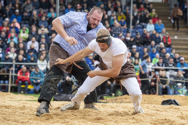 Sven Schurtenberger struggles with Kilian von Weissenfluh (right).