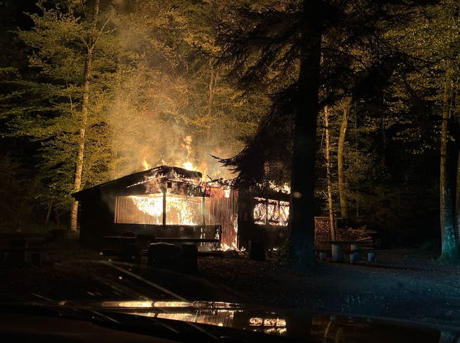 Die Waldhütte steht in Flammen. Sie war auch für die Feuerwehr nicht mehr zu retten.