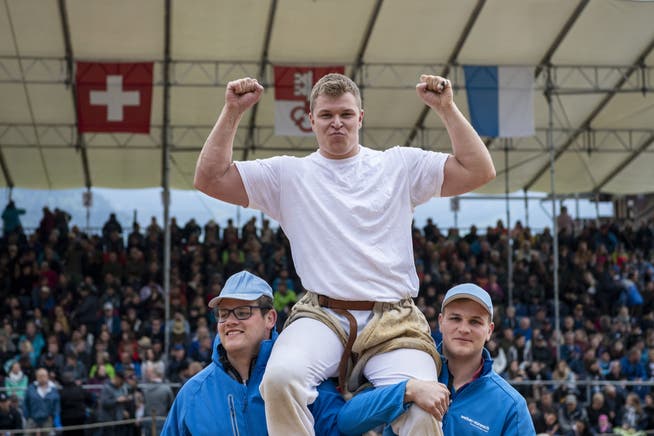 Fabian Durrer celebrates his victory at the 117th Obwalden and Nidwalden Cantonal Wrestling Festival.
