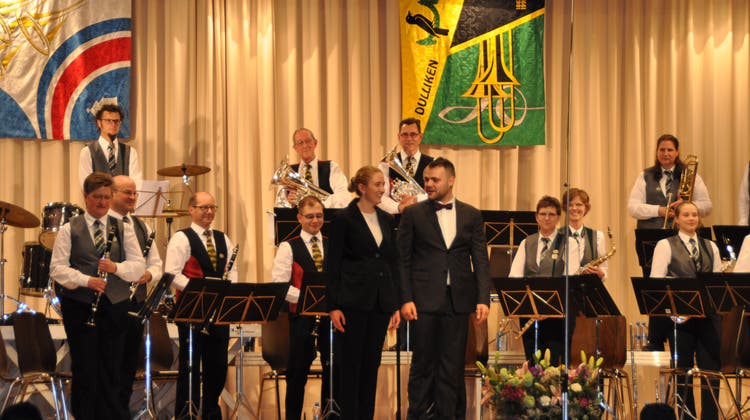 Die Spielgemeinschaft der Musikgesellschaften Dulliken und Starrkirch-Wil an der Abendunterhaltung in Starrkirch-Wil mit dem Dirigentenduo Nicole Stalder und Joël Rossi