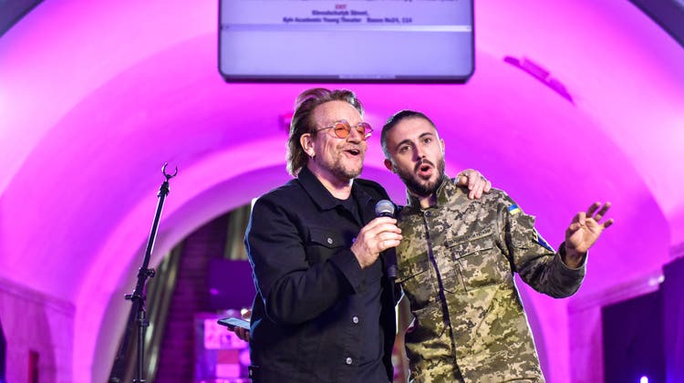 Bono, Frontman von U2, mit dem ukrainischen Sänger Taras Topolia gestern in einer Metrostation in Kiew. (Oleg Petrasyuk / epa)